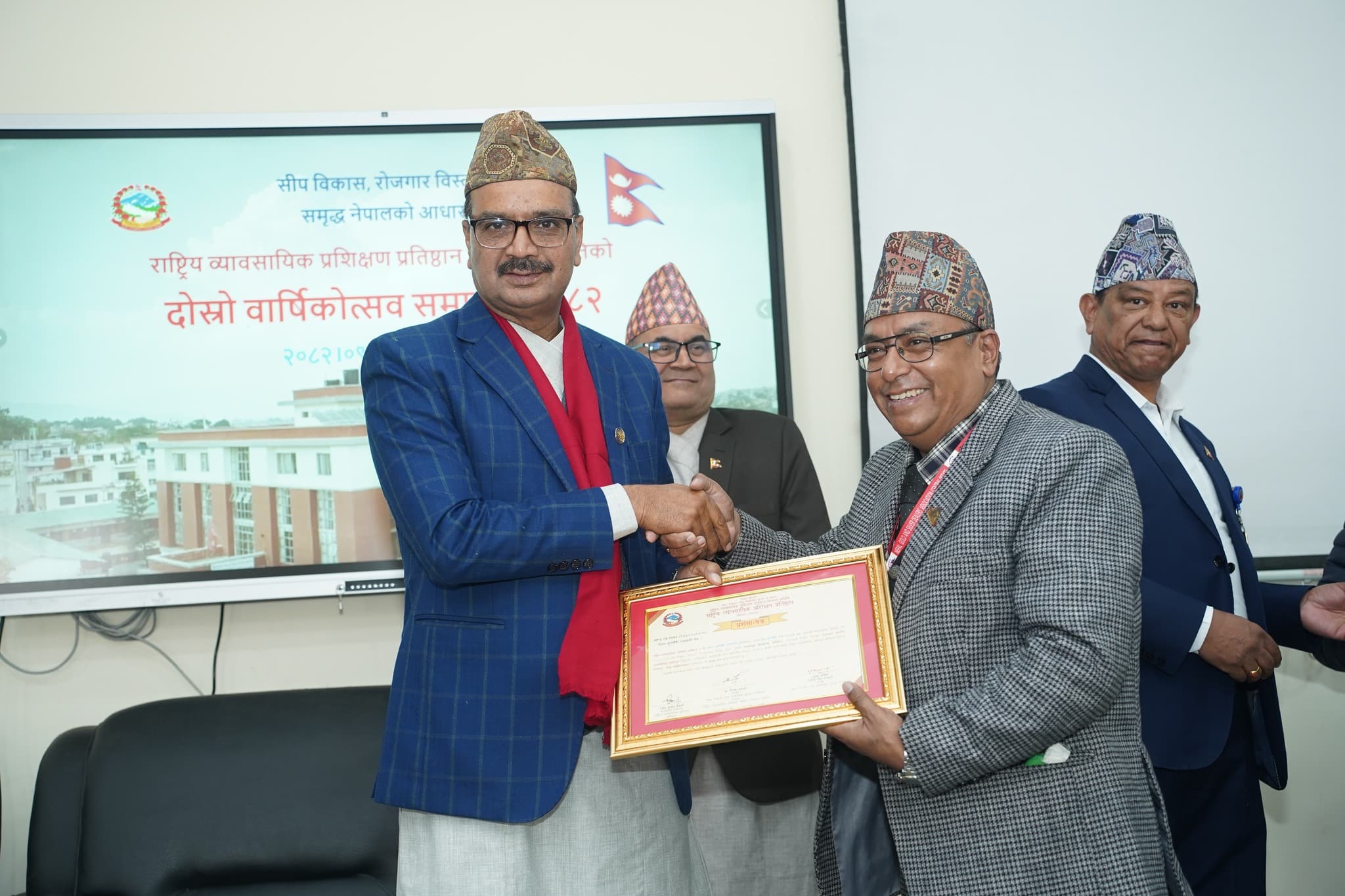 राष्ट्रिय व्यावसायिक प्रशिक्षण प्रतिष्ठानद्वारा नेपाल सुनचाँदी व्यवसायी संघ तथा अध्यक्ष सम्मानित 